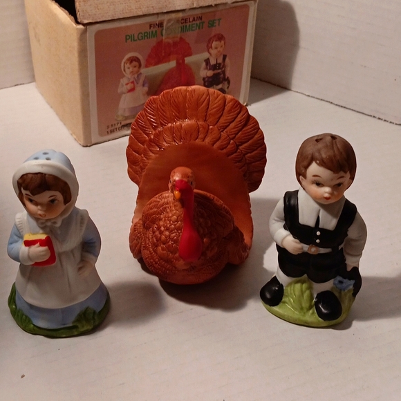 Vintage Pilgrim Condiment Set Napkin Salt & Pepper Shakers Taiwan - Picture 4 of 9